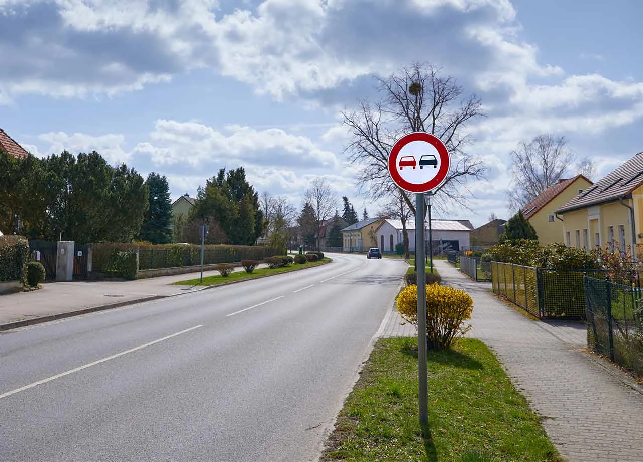 Auch ohne Verbotsschild: In diesen Situationen sollte auf das Überholen verzichtet werden