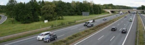 Mehrere Pkw fahren und überholen auf einer Autobahn.