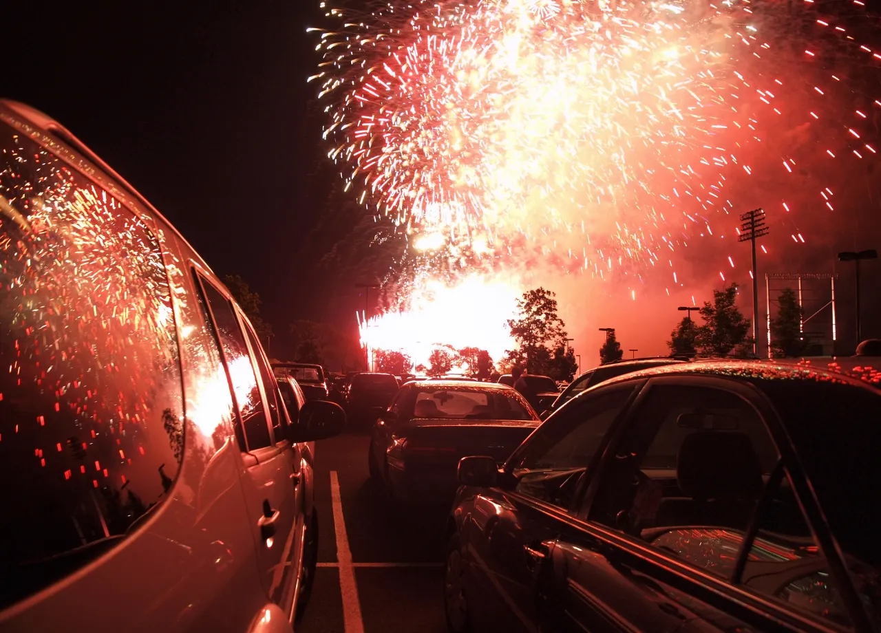 Silvester: Deckt die Kfz-Versicherung Feuerwerksschäden ab?
