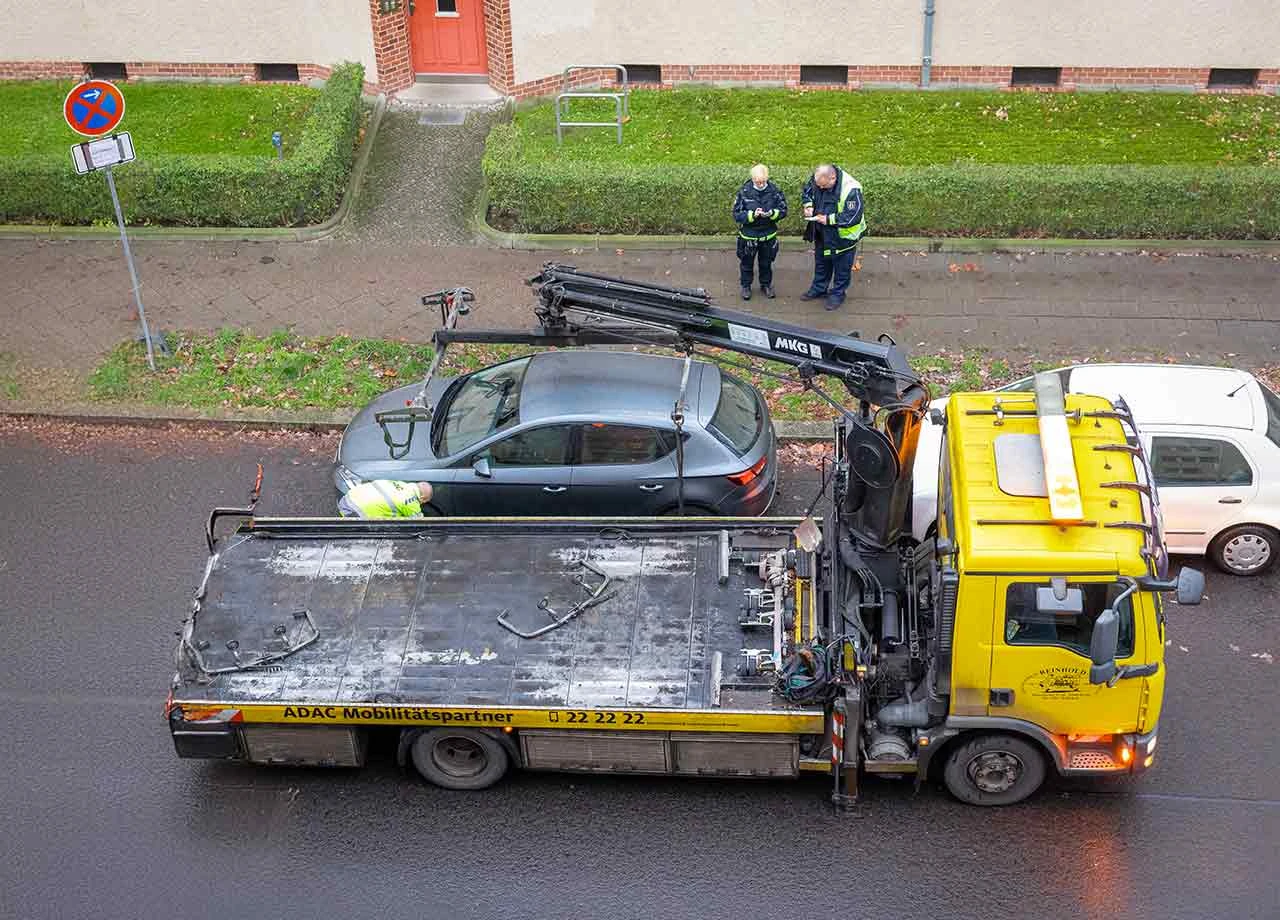 Auto wird im Parkverbot abgeschleppt.