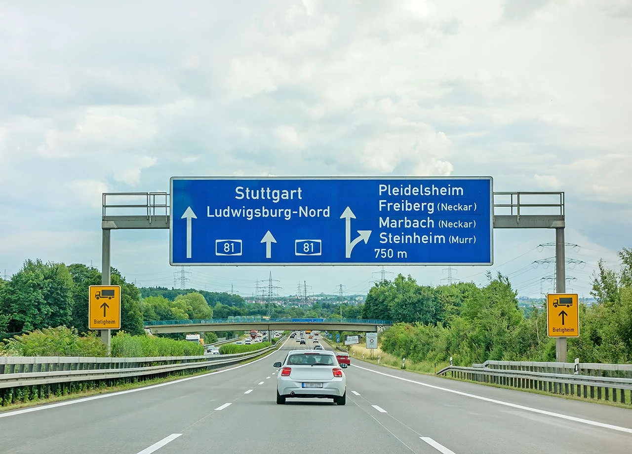 Mittelspurschleicher auf der Autobahn.