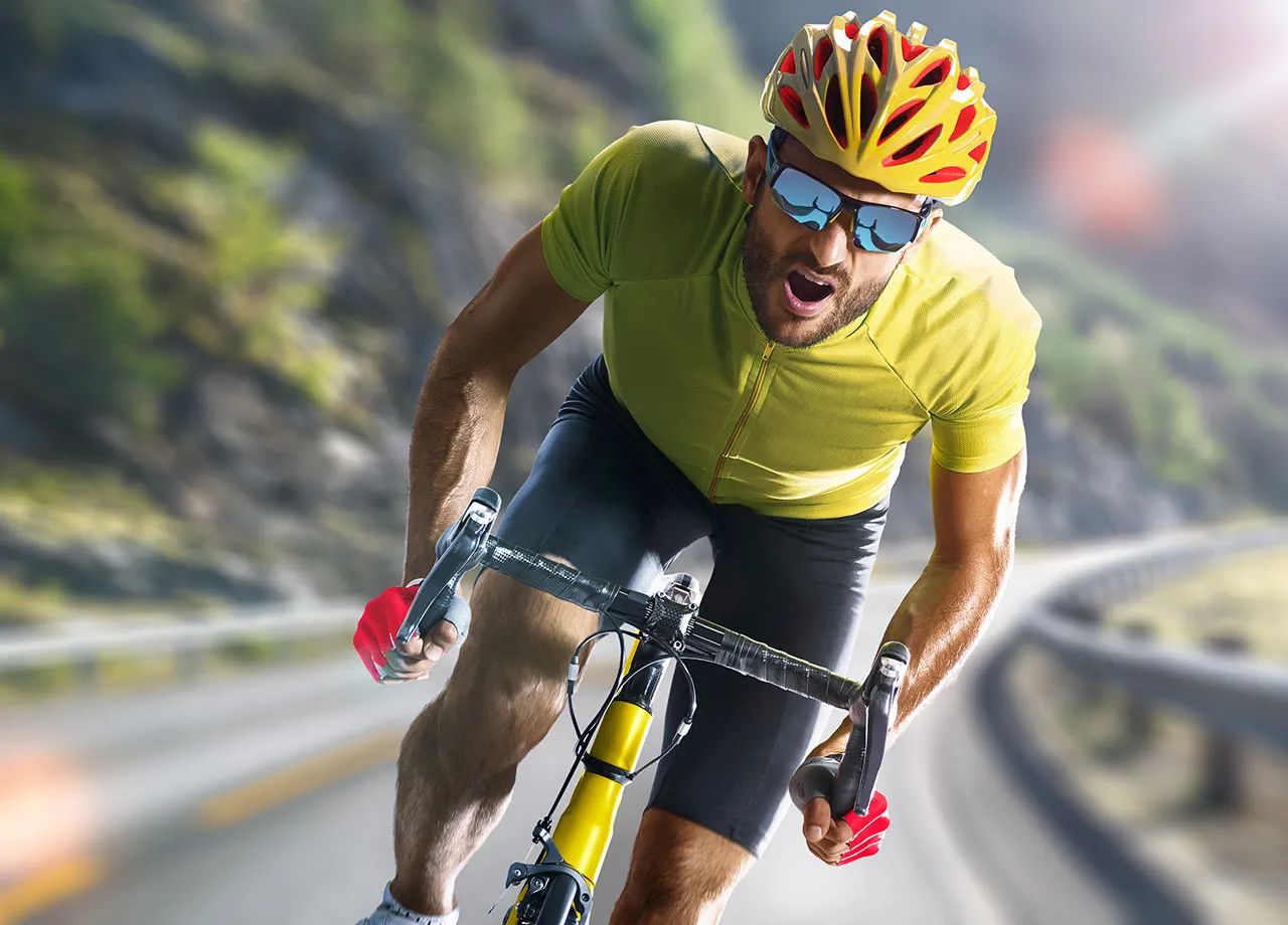 Ein Rennradfahrer fährt schnell auf einer Straße. Mit dem Rennrad geblitzt?