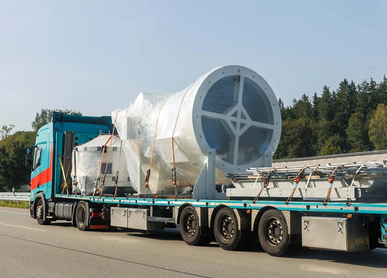 Ein schwer beladener Lkw rollt über die Autobahn. Vielleicht wird er von einem Silhouettenblitzer geblitzt.