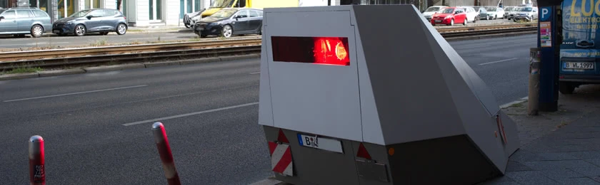 Ein am Straßenrand positionierter Blitzer macht Jagd auf Temposünder.