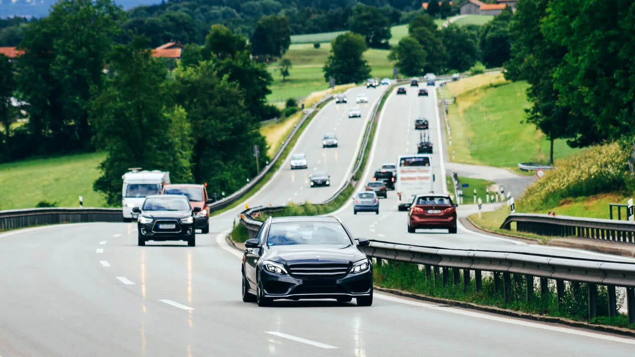 Autos fahren auf einer Autobahn und halten dabei nicht den nötigen Sicherheitsabstand ein.