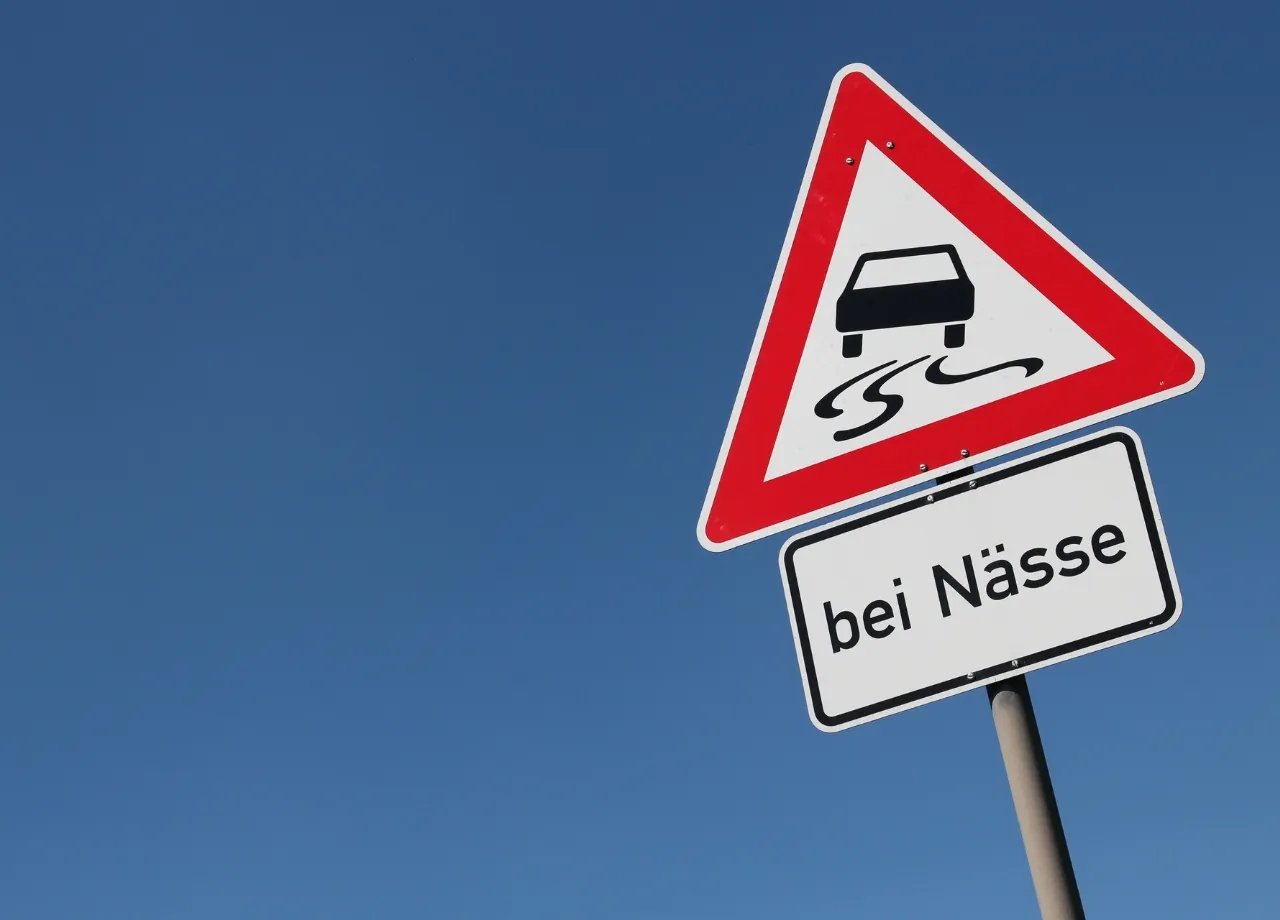 Achtung nasse Fahrbahn: Wann gilt das Tempolimit?