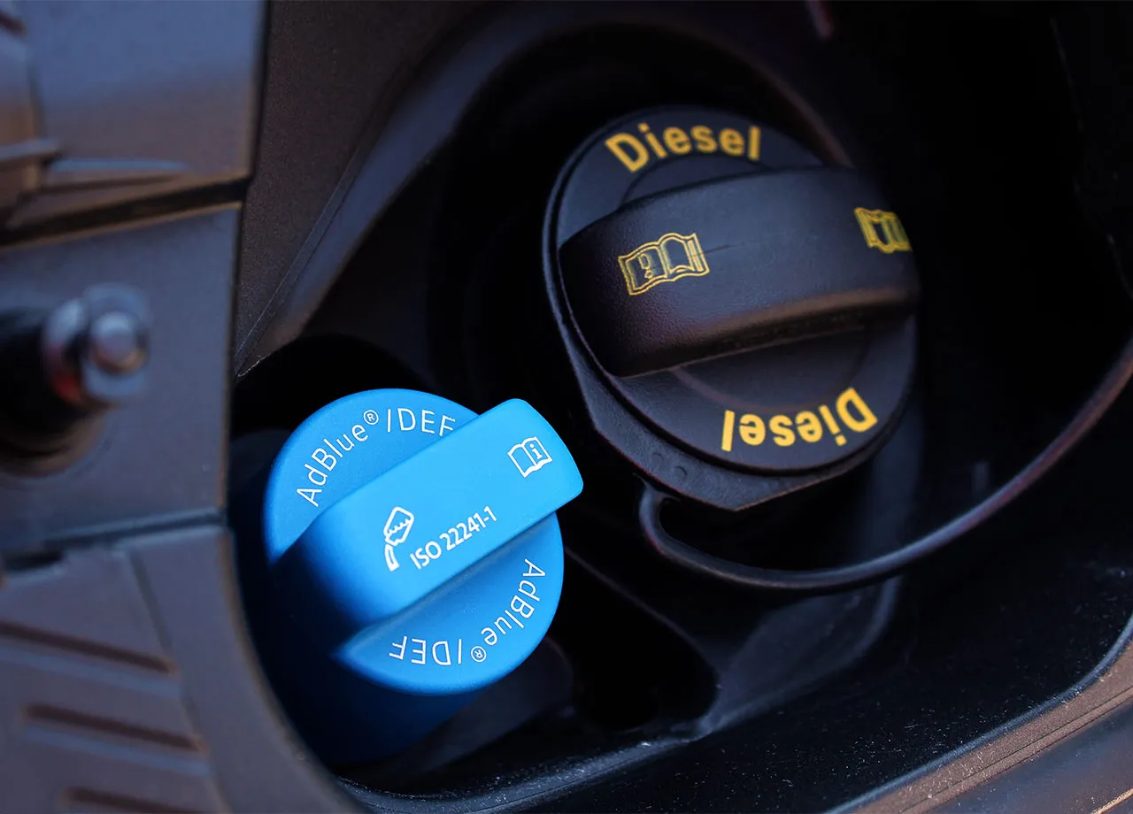 Es sind ein Diesel- und ein AdBlue-Tankverschluss zu sehen.