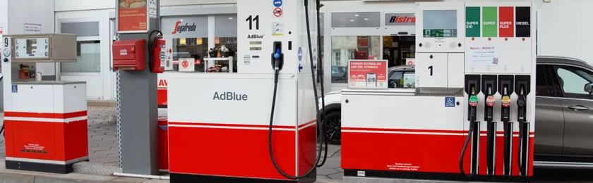 Tankstelle mit Zapfsäule, wo der Sprit knapp werden wird.