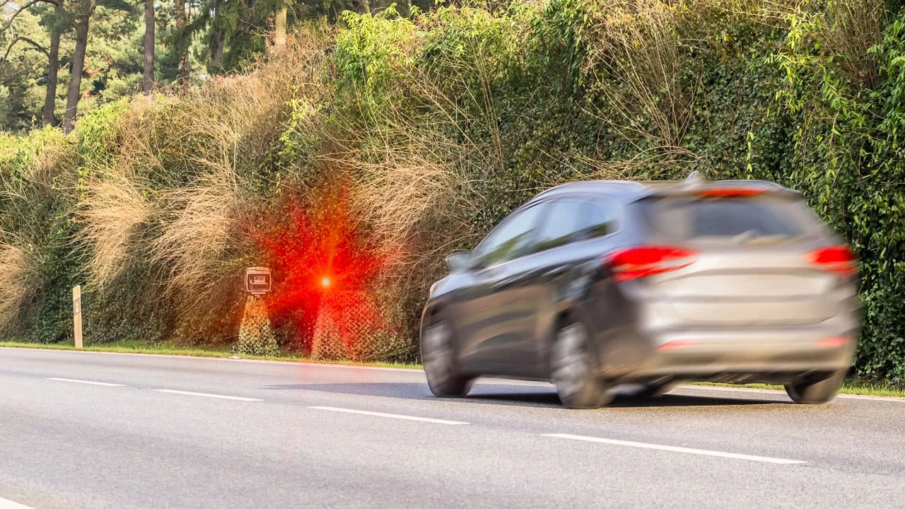 Ein Auto wird geblitzt.