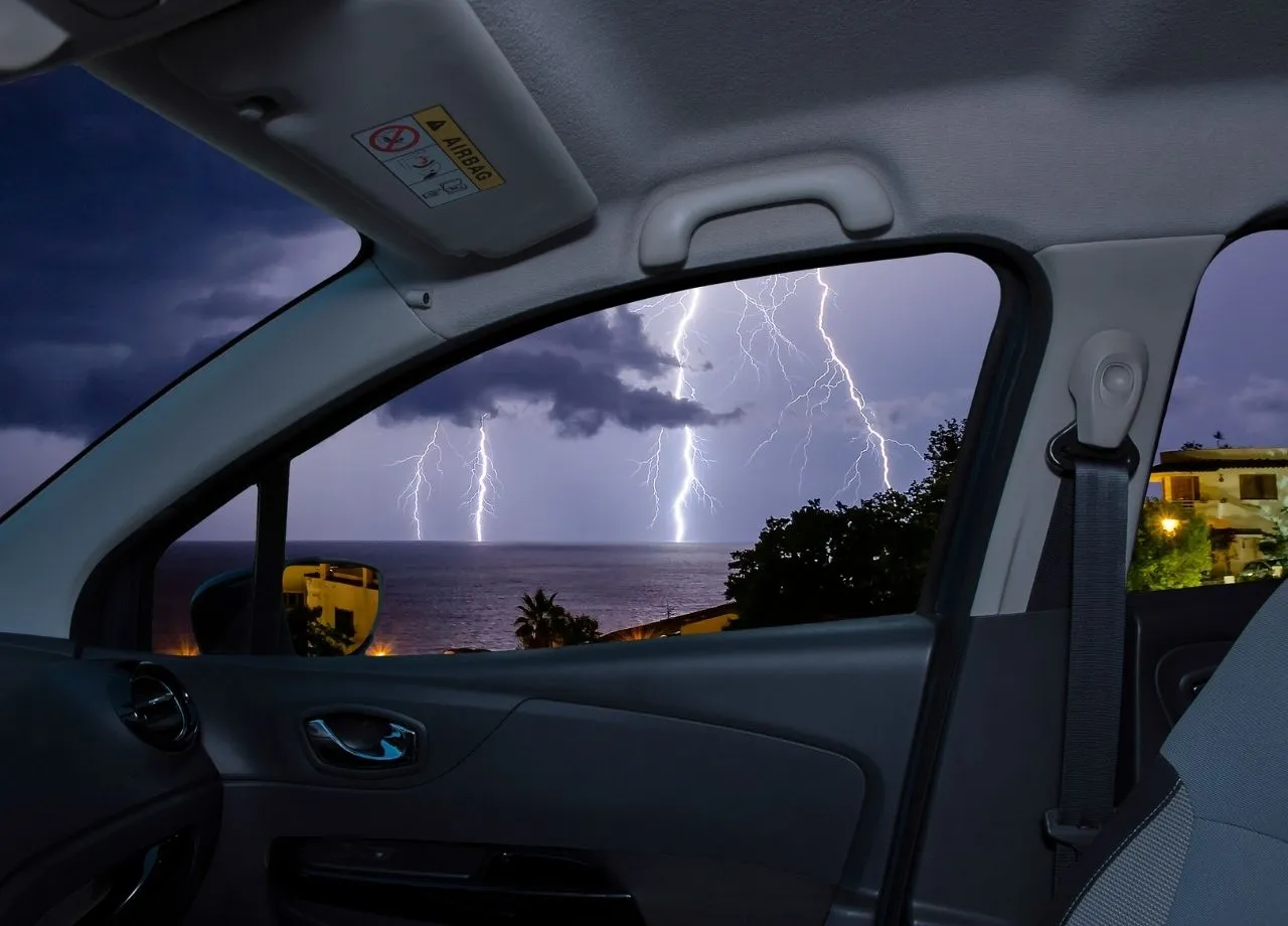 Autofahren bei Gewitter: Worauf man achten muss