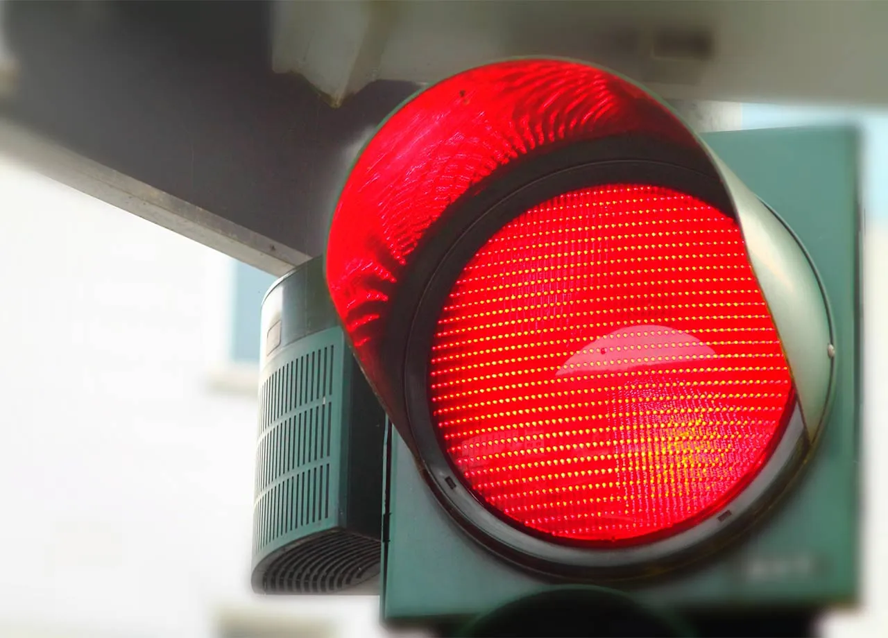 Bei Rot gefahren: Fünf Gerichtsurteile, die Autofahrer kennen sollten
