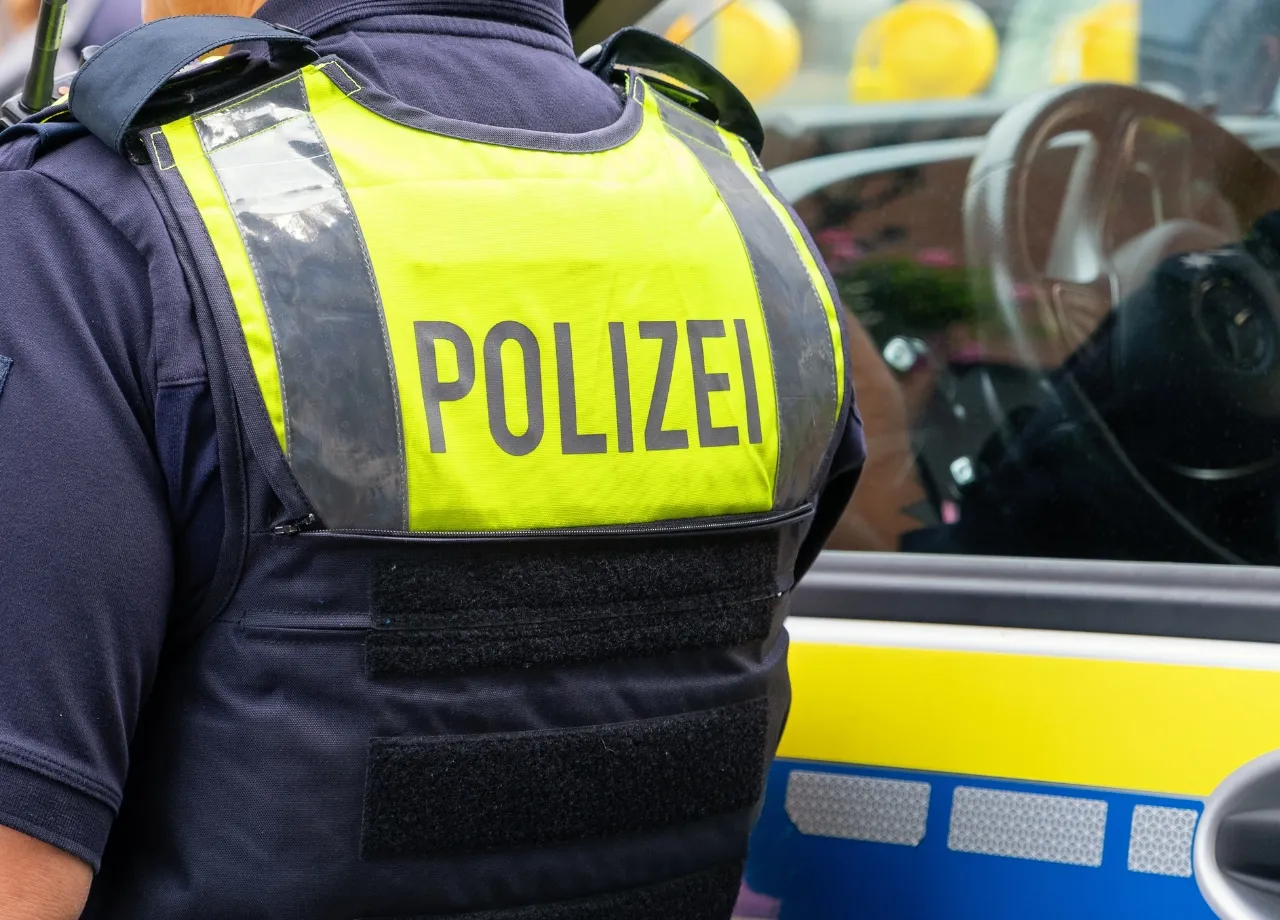 Blitzer-App im Auto: Darf die Polizei das Handy kontrollieren?