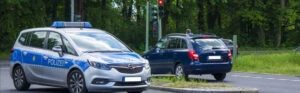 Ein Polizeifahrzeug überwacht den Straßenverkehr.