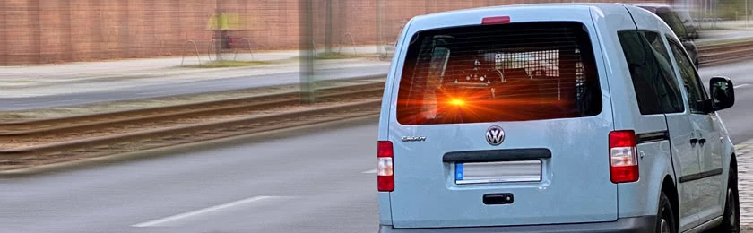 Ein Tempoblitzer versteckt in einem zivilen Polizeifahrzeug.