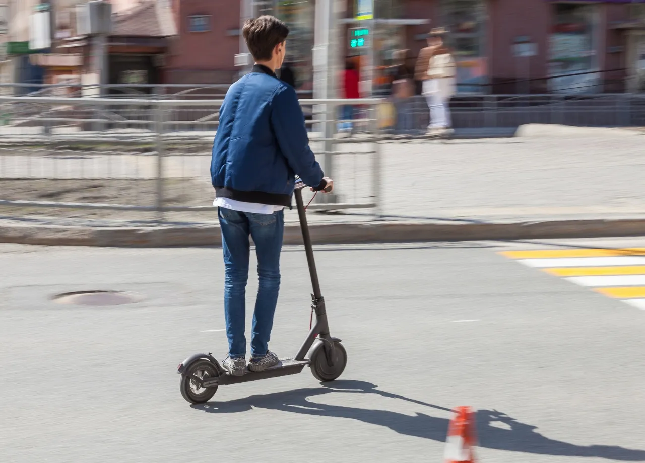 E-Scooter-Sünden: Verkehrsrechtsexpertin erklärt Regelverstöße und Bußgelder