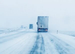 „Eisbrocken voraus“ – wie vom Fahrzeugdach fallende Eisplatten zur Unfallgefahr werden