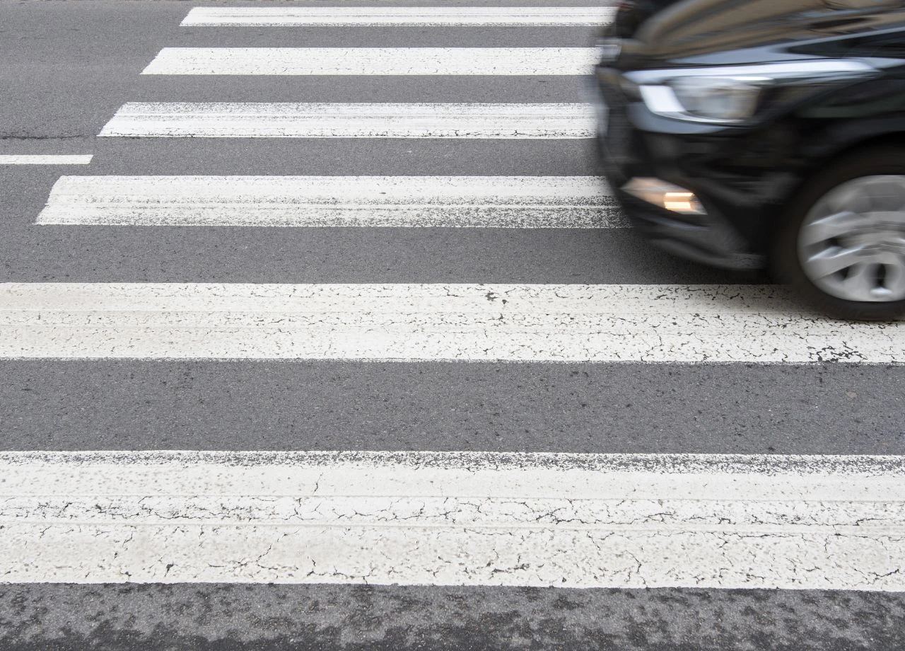 Längs oder quer? Wann ist der Zebrastreifen sicherer?