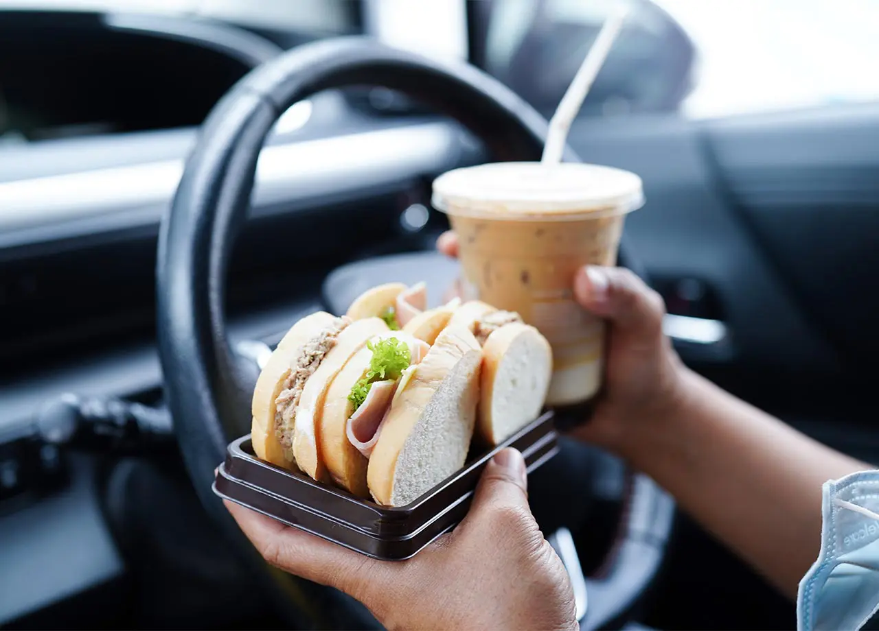 Der Snack hinterm Lenkrad - ist Essen und Trinken beim Fahren erlaubt?