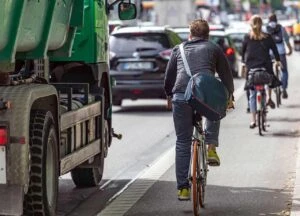 Mit dem Fahrrad auf der Straße