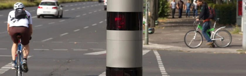 Ein Fahrradfahrer überfährt eine Kreuzung, dabei wurde er geblitzt.