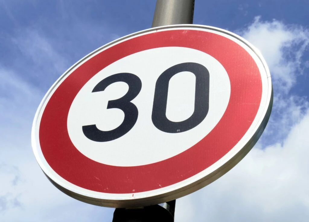 Muss man Tempo 30 auf Schulstraßen auch an Feiertagen einhalten?