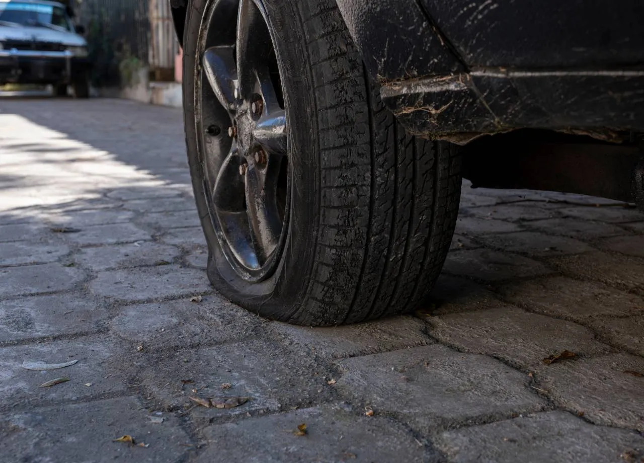 Gefährliche Manipulation: Auto-Hasser legen SUVs mit Linsen lahm
