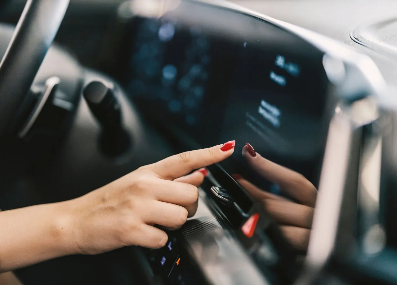 Gefährlicher als Alkohol oder Drogen: Touchscreens im Auto