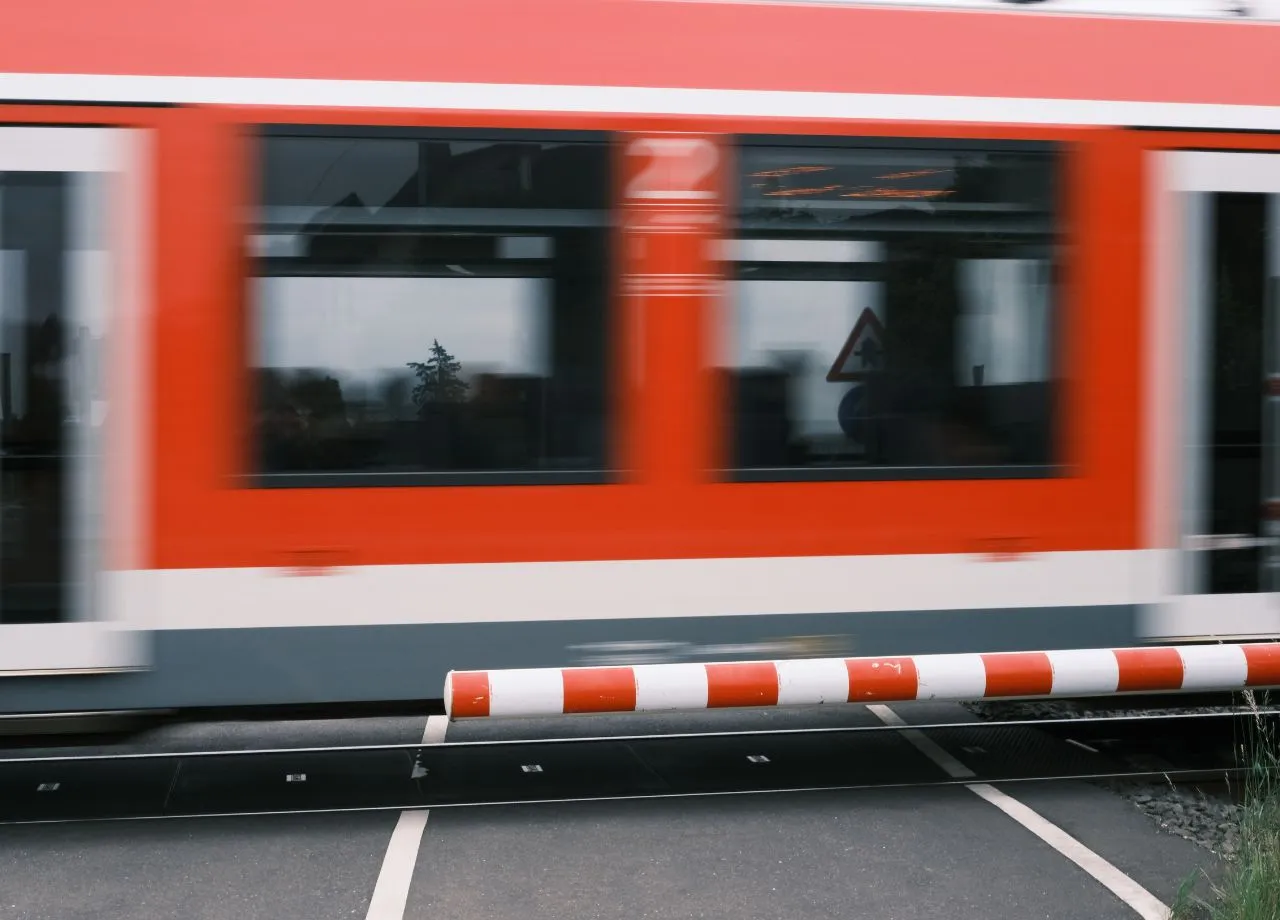 Geschlossene Bahnschranke: Dieser Fehler kommt Radfahrer teuer zu stehen