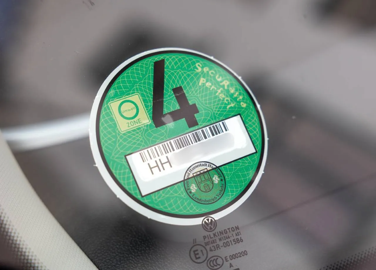 Grüne Plakette adé: Warum E-Autos keinen Umweltsticker mehr benötigen