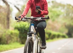 Handy beim Fahrradfahren