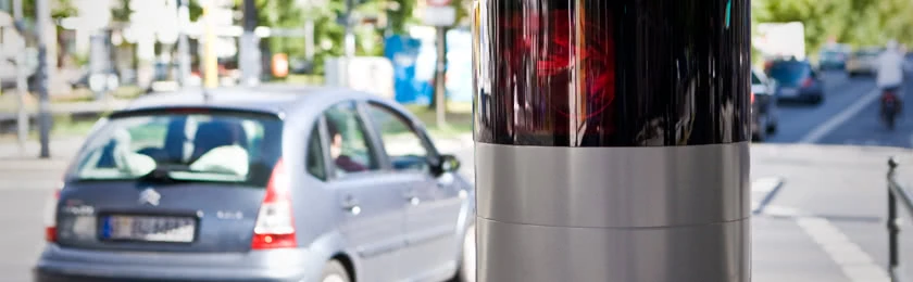 Ein Autofahrer wurde während der Probezeit erneut von einem stationären Blitzer erwischt.