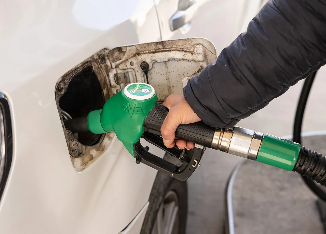 Ein Auto wird bedankt. Wurde hier Benzin gepanscht?