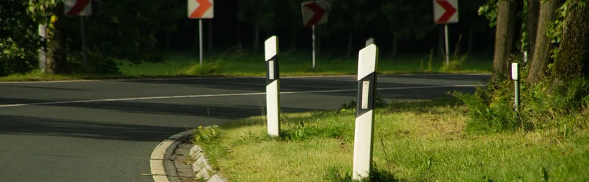 Eine Straßenkurve mit Leitpfosten.