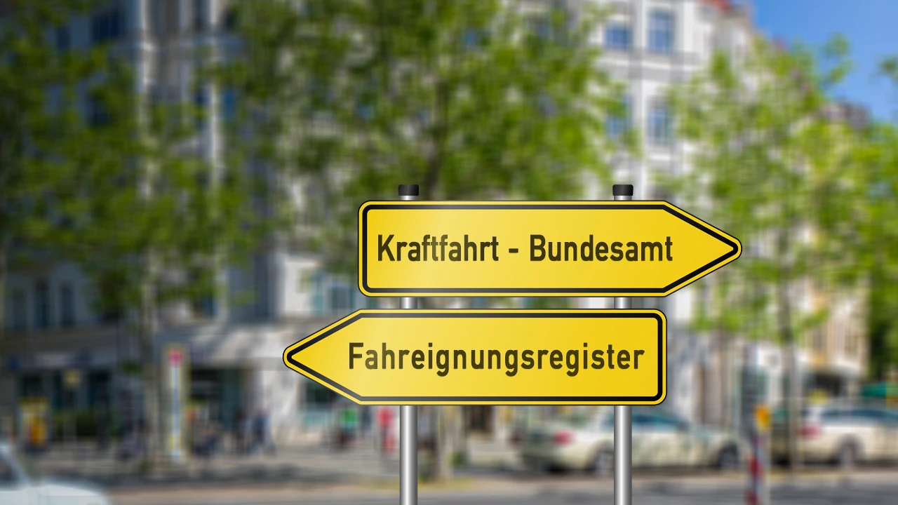 Verkehrsschilder die zum Kraftfahrt - Bundesamt KBA und zum Fahreignungsregister zeigen.