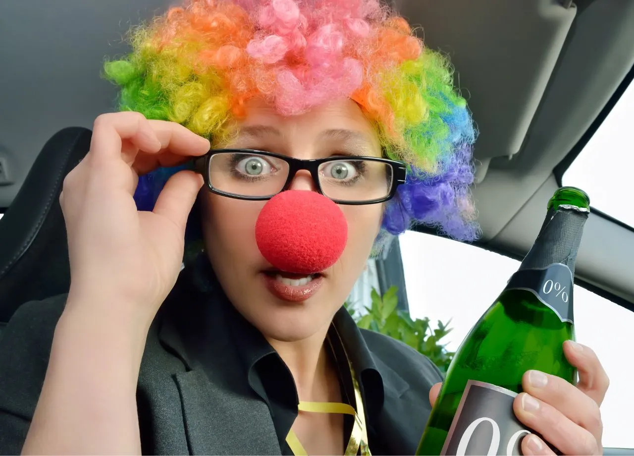 Kostüme am Steuer: Was Autofahrer an Karneval beachten sollten