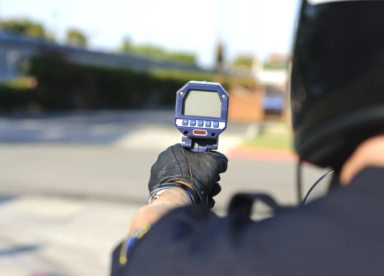 Laserhandmessung zweifelhaft: Freispruch nach „Abgleiteffekt“ beim LTI 20/20 TruSpeed