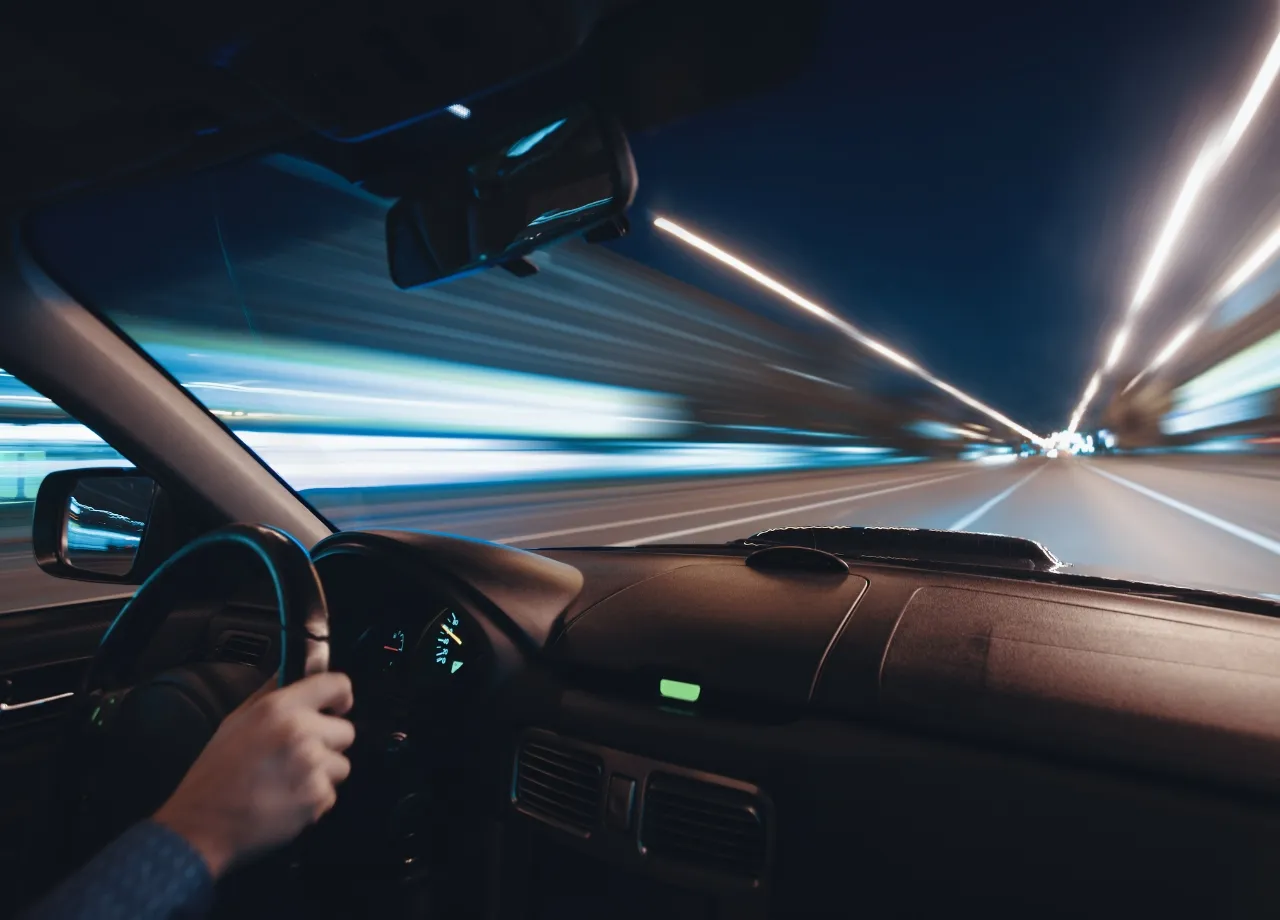 Mit Vollgas in die Polizeikontrolle: Autofahrer fordert Zivilstreife zu illegalem Straßenrennen auf