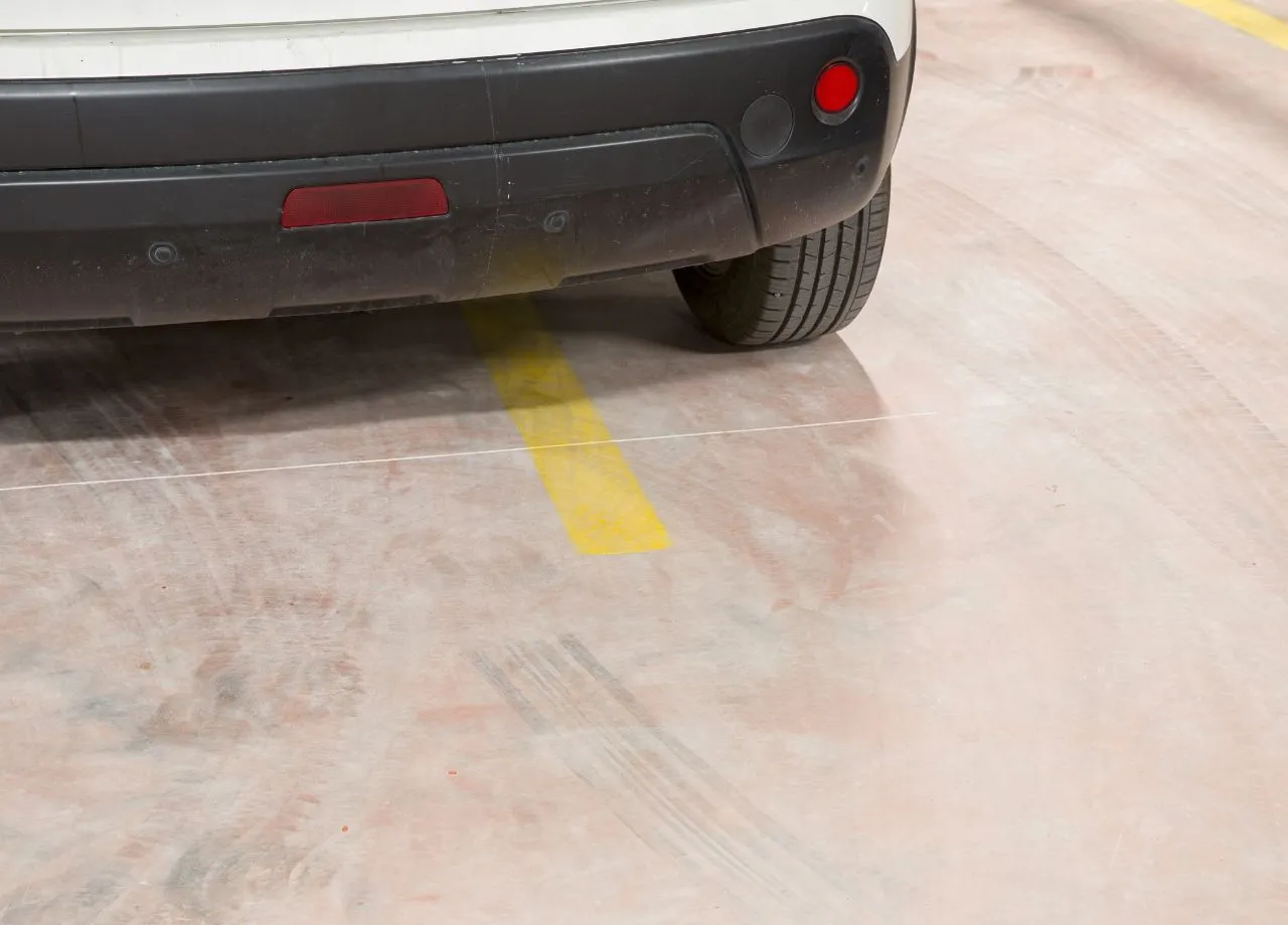 Parken über der Linie: Wann ein Bußgeld droht