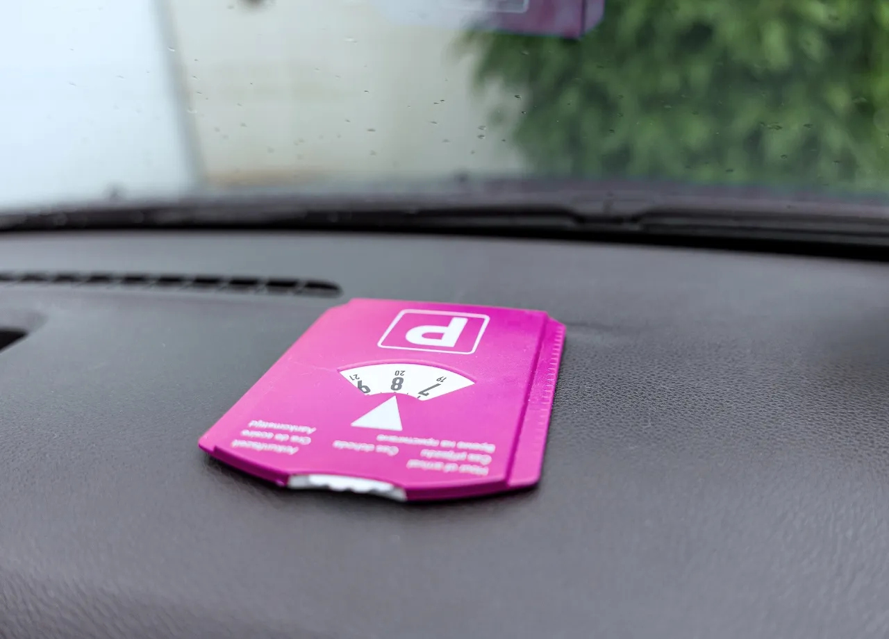 Pinke Parkscheibe: 20-Euro-Verwarngeld wegen falscher Farbe