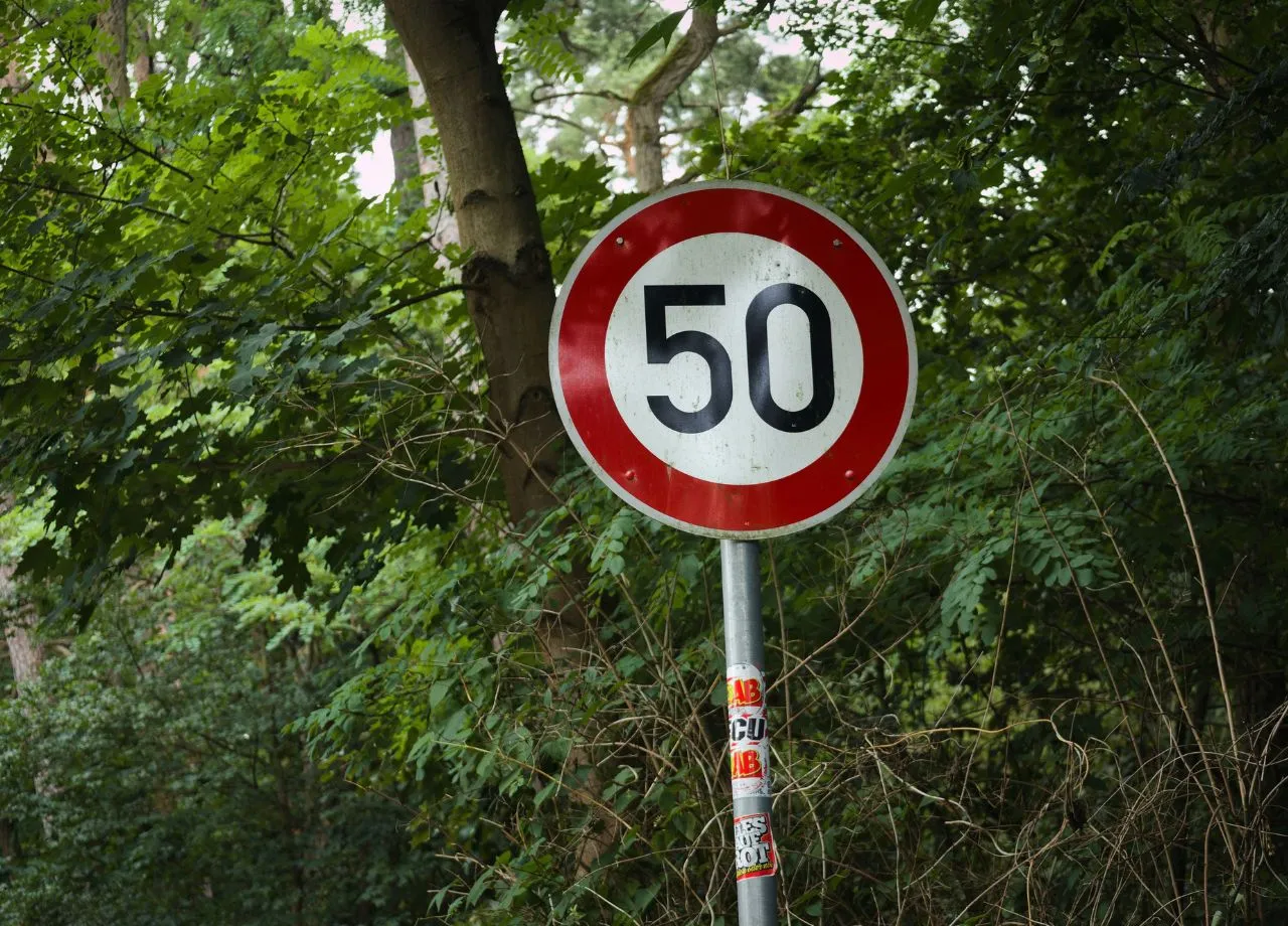 Plötzlich nur noch Tempo 50: Warum diese Landstraße für tausende Autofahrer zur kostspieligen Falle wurde