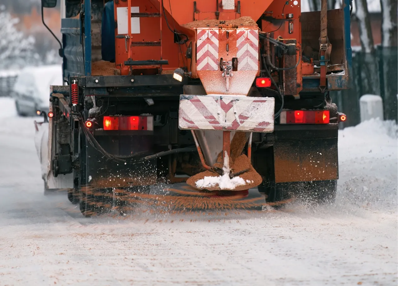 Darf man Räumfahrzeuge im Winter überholen?
