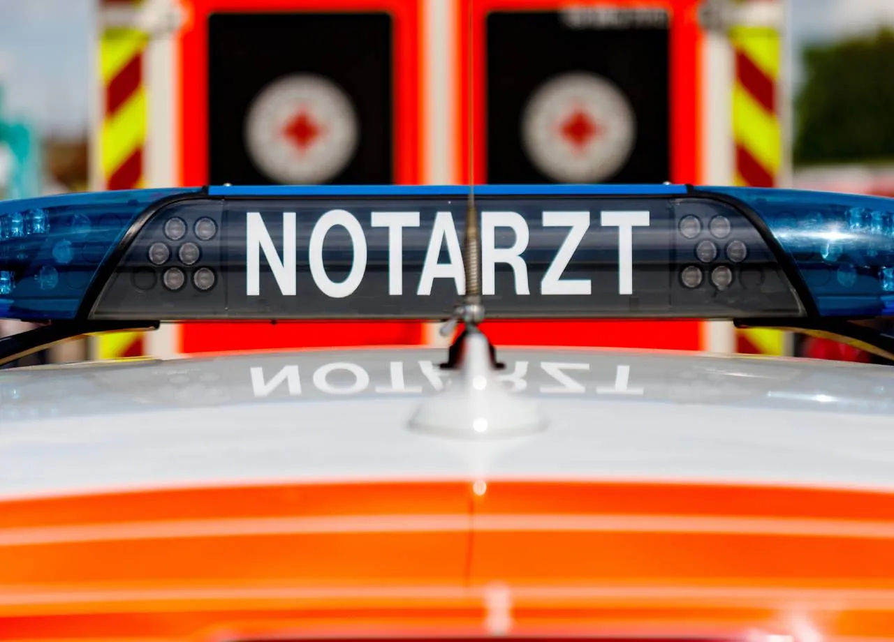 Raser bremst Notarzt aus – Gericht verhängt 13.500 Euro Strafe