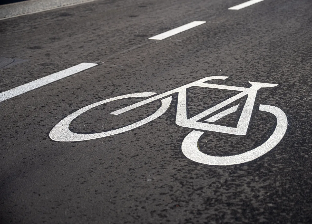 Rechtsfahrgebot ignoriert: Radfahrer trägt Mitschuld trotz Fahrradschutzstreifen