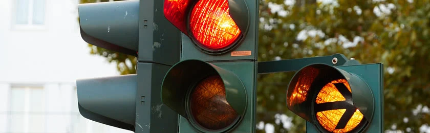 Die Ampel ist für Geradeausfahrende auf Rot. Die Abbiegeampel springt gerade von Gelb auf Rot. Rotlichtverstoß