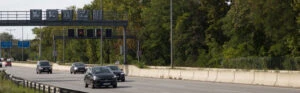 Mehre Kraftfahrzeuge werden per Section Control auf der Autobahn gemessen.