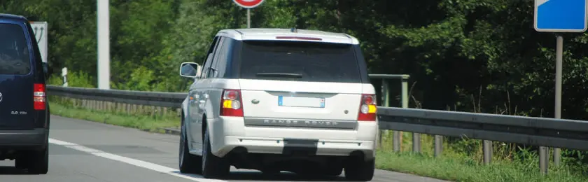 Ein Pkw bindet sich auf dem Seitenstreifen der Fahrbahn.