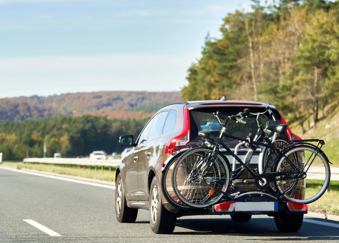 Sicher durchs Pfingstwochenende mit Dachbox und Fahrradträger