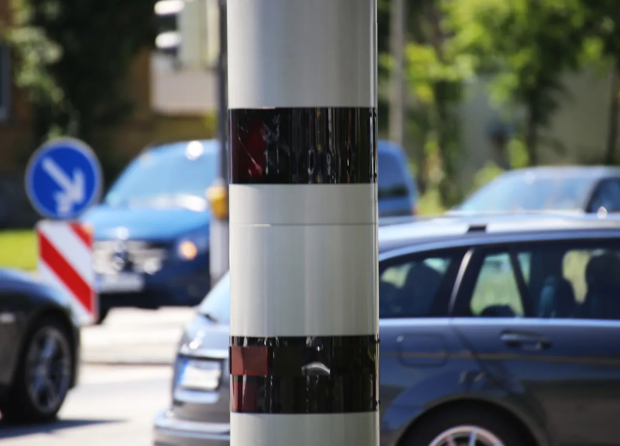 So viel zur Verkehrssicherheit: „Super-Blitzer“ in Friedberg wird zur Unfallursache