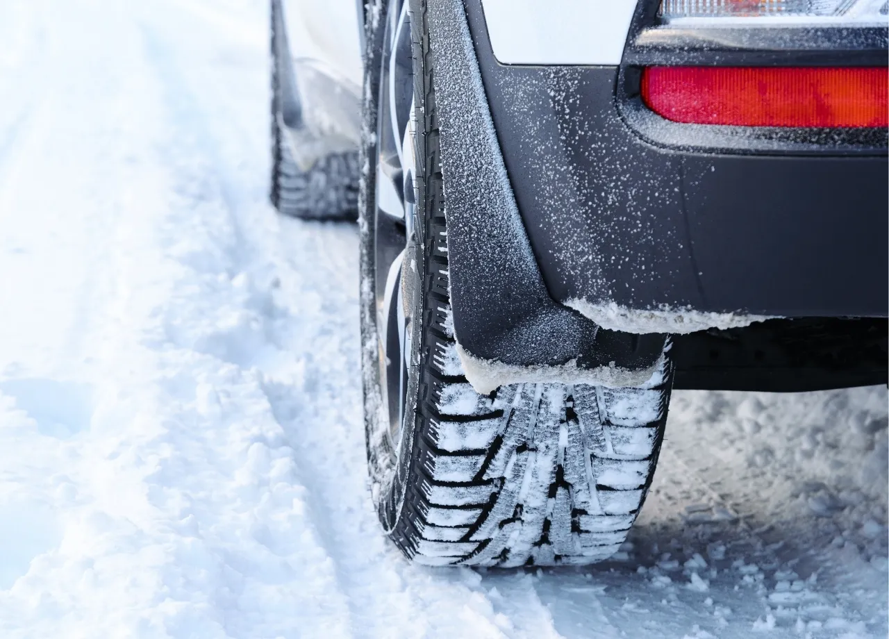 Mit Sommerreifen durch den Schnee: Welche Gefahren drohen und wie hoch das Bußgeld ist!