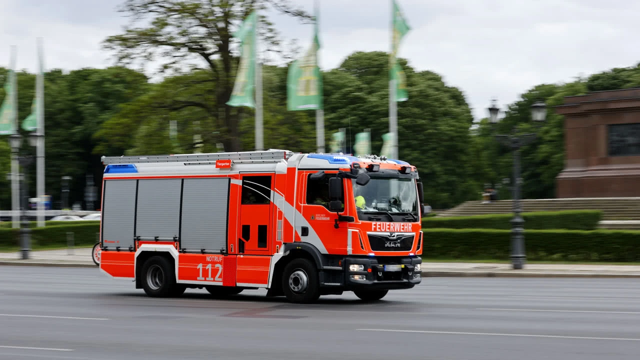 Feuerwehr macht von ihrem Sonderrecht im Straßenverkehr Gebrauch.